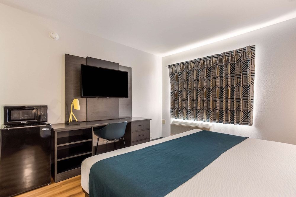Deluxe Room, 1 King Bed, Non Smoking photo 3
