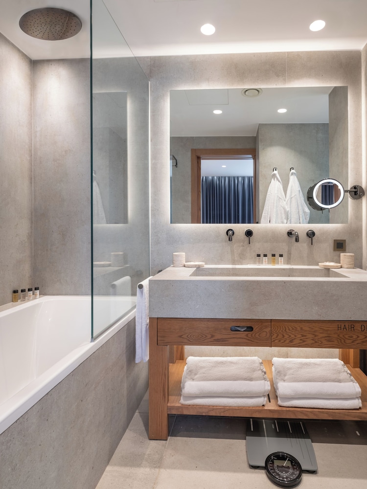 Exclusive Suite, 2 Bedrooms, Bathtub, Garden View