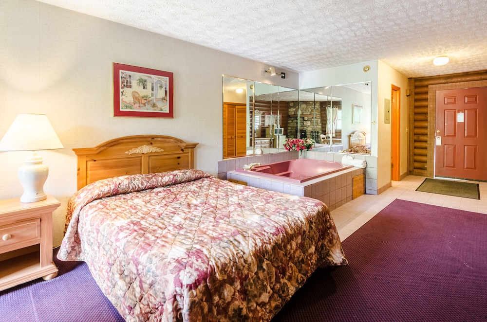 Queen Whirlpool Log Motel Room