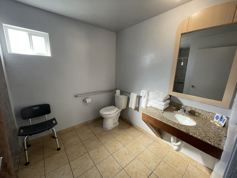 Economy Single Room, 1 King Bed, Accessible photo 3