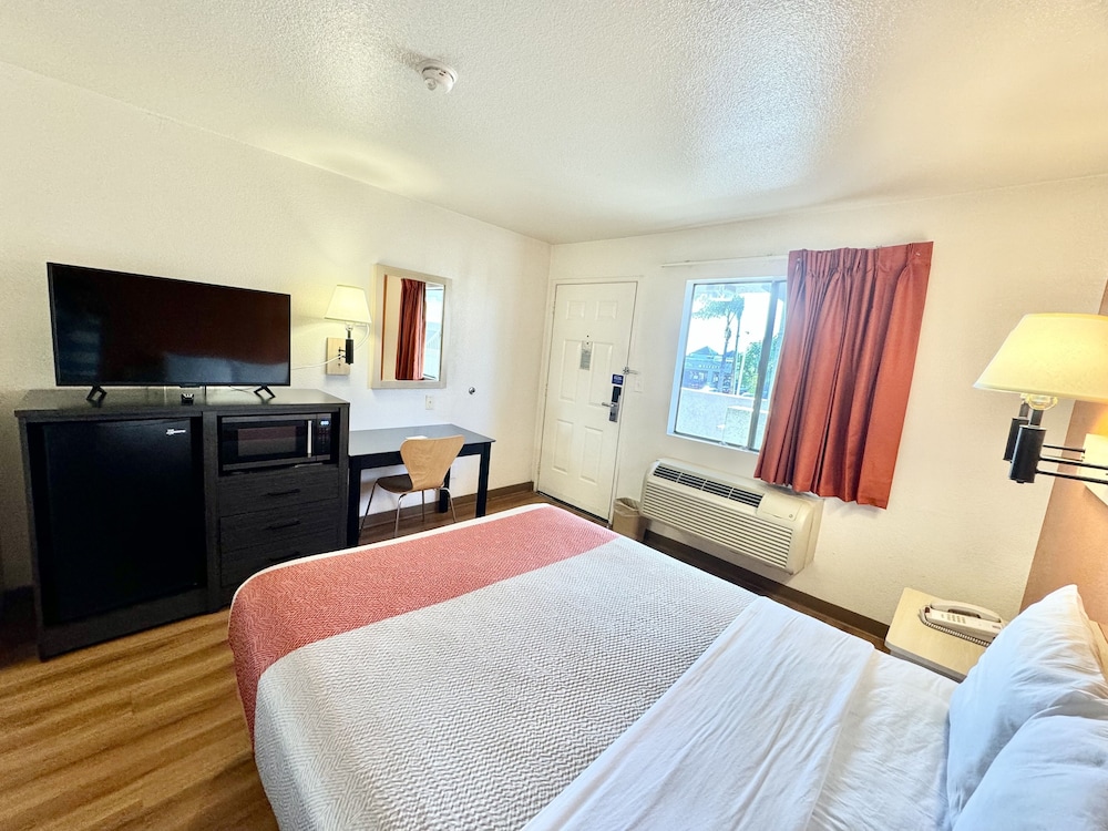 Standard Room, 1 Queen Bed, Non Smoking, Refrigerator & Microwave - Photo 3