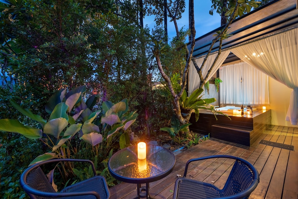 Honeymoon Suite - Photo 8