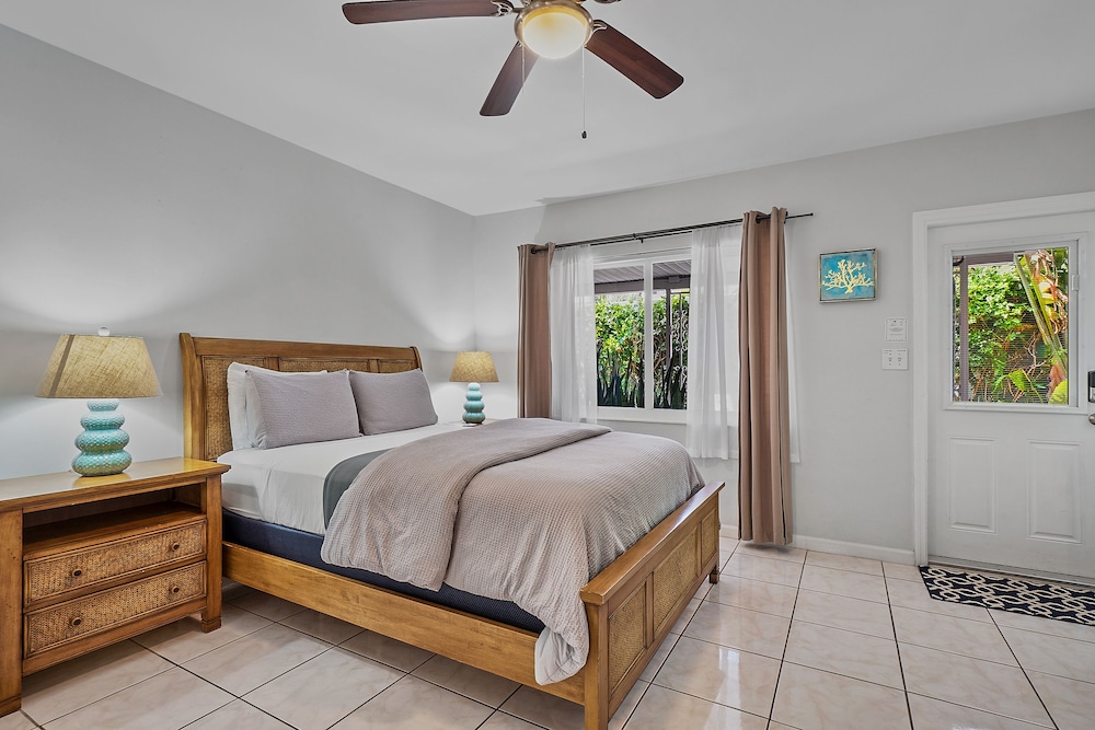 Grand Suite, 1 Queen Bed, Kitchen, Courtyard Area