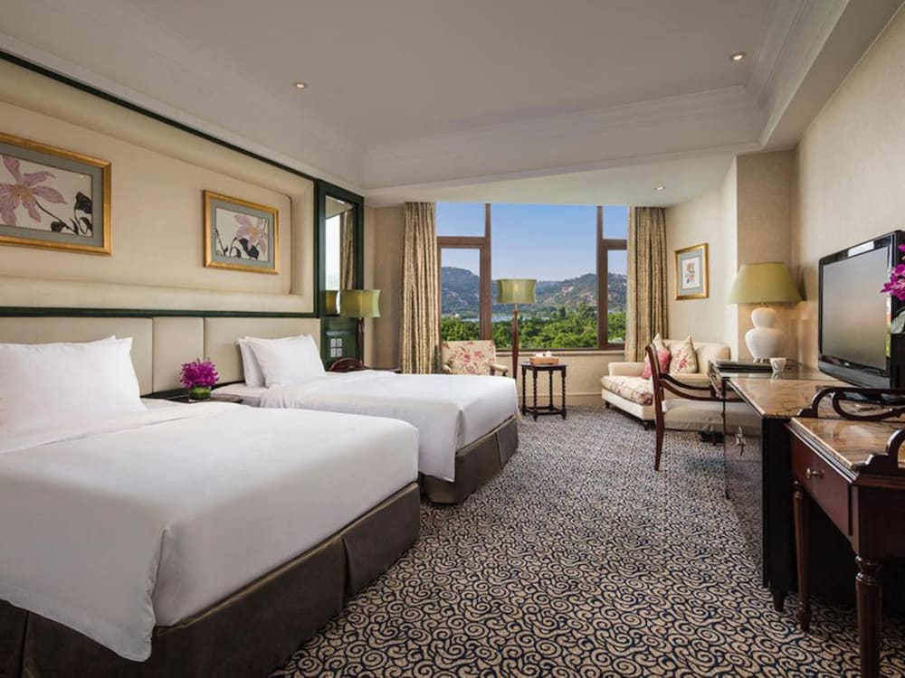 Deluxe Mountain View Twin-Size Bed Room
