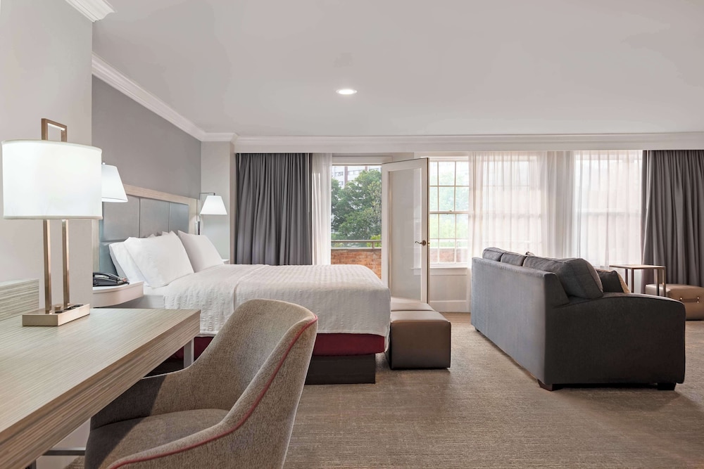 Studio, 1 King Bed, Balcony - Photo 3