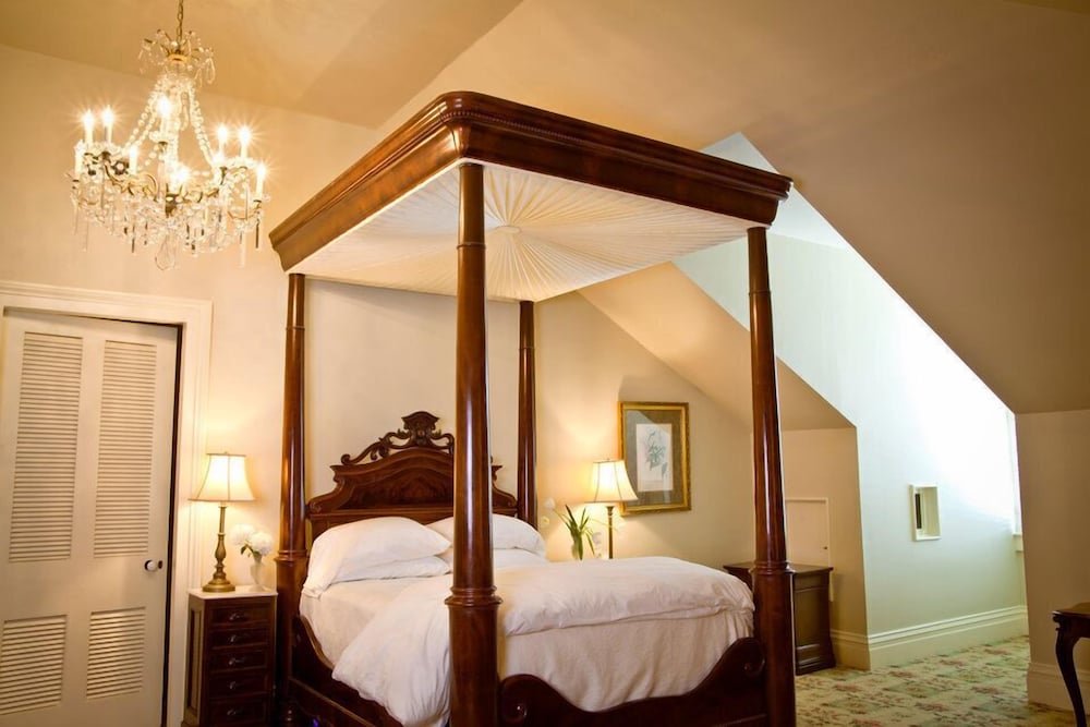 Mansion Queen Room (3rd Floor) photo 1