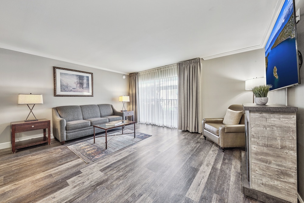 Deluxe Suite, 1 Bedroom, Poolside - Photo 6