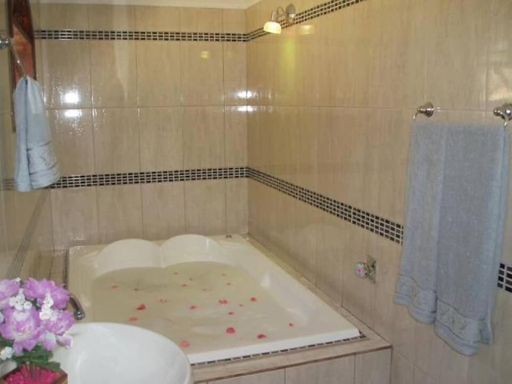 Superior Chalet, Hot Tub photo 2