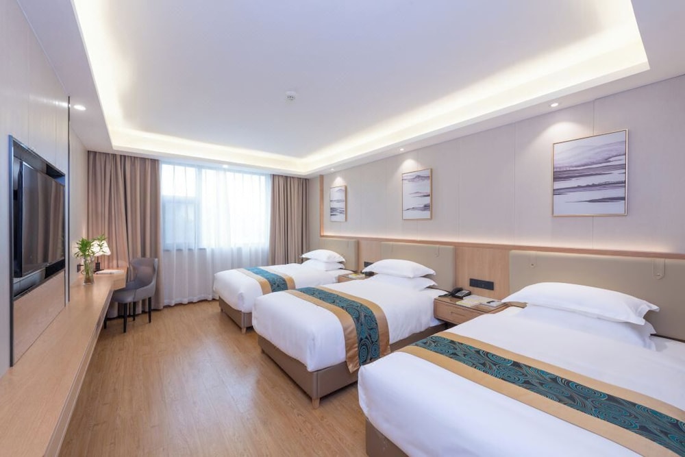 Signature Triple Room, Partial Lake View