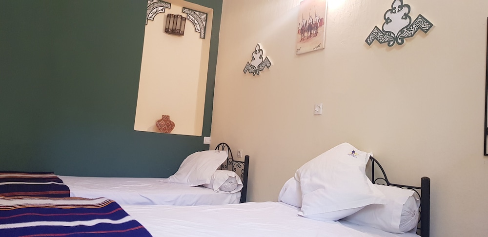 Twin Room, 2 Twin Beds, Shared Bathroom photo 3