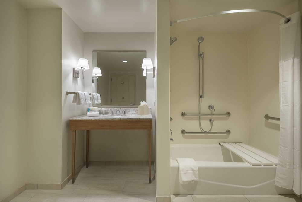 Suite, 1 King Bed, Accessible, Bathtub