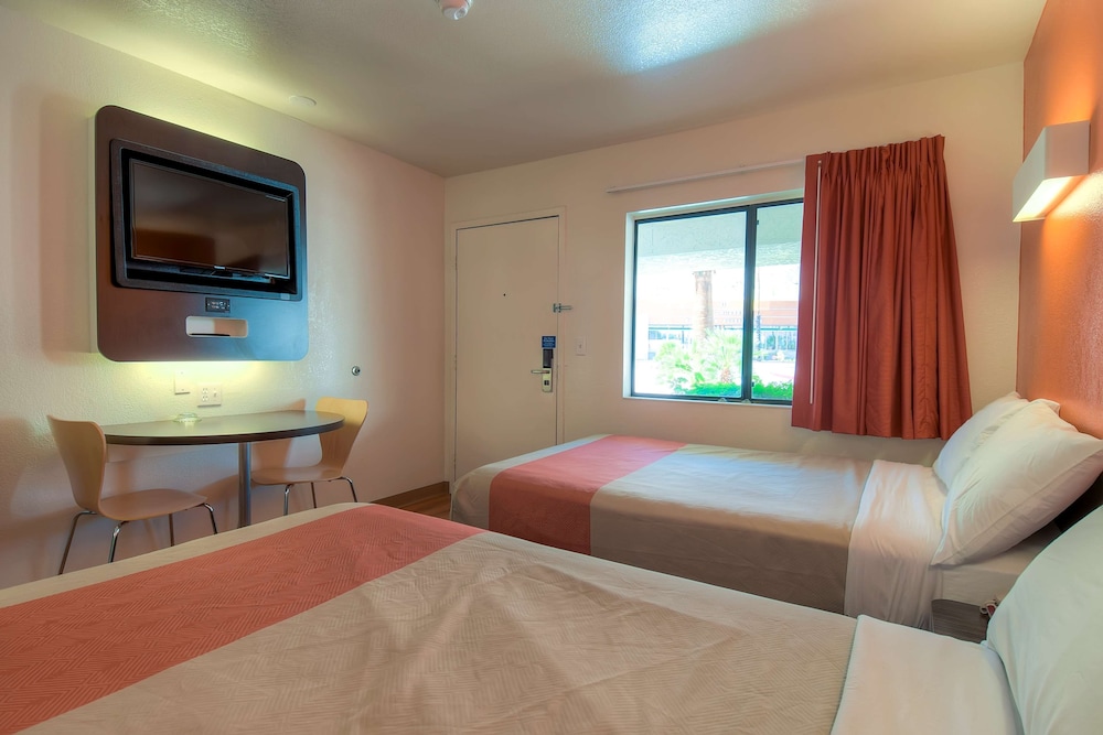 Standard Room, 2 Double Beds, Non Smoking photo 3