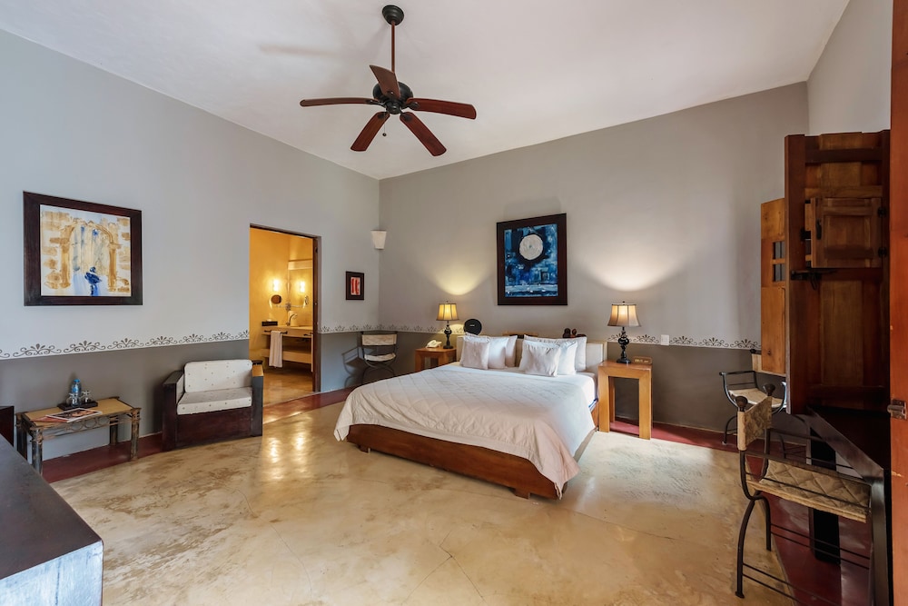 Suite, 1 King Bed - Photo 4