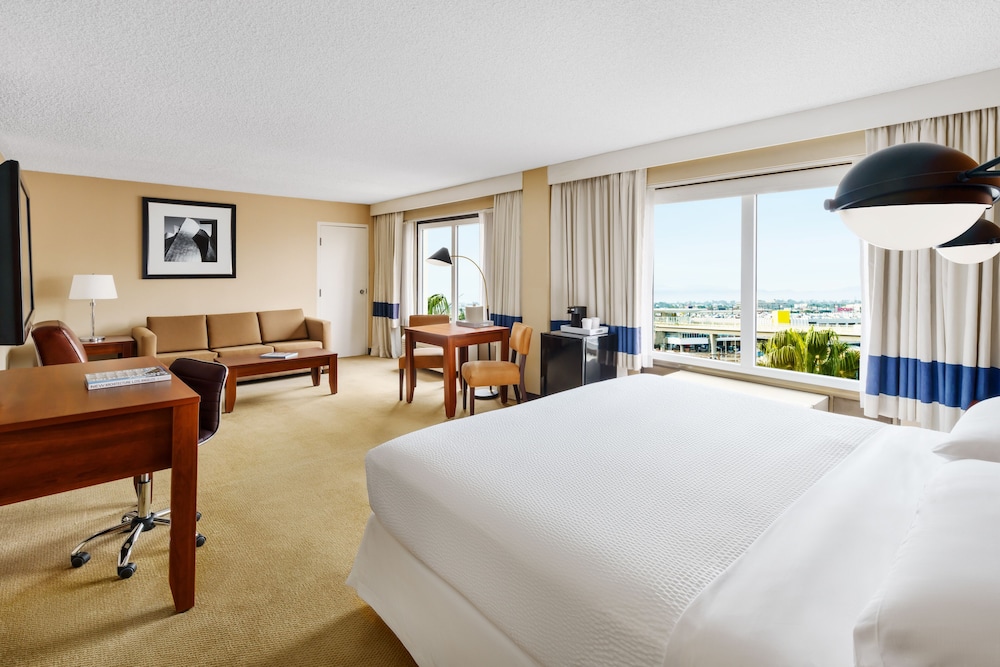 Junior Suite, 1 King Bed (Mobility Accessible, Roll-In Shower) photo 2