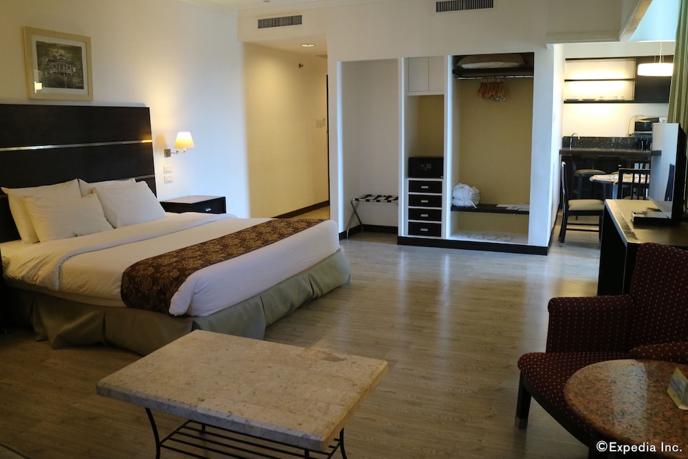 Suite, 1 King Bed, Non Smoking - Photo 10