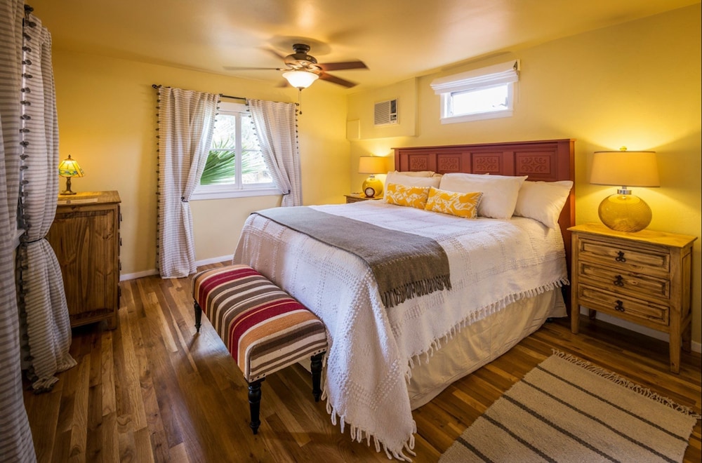 Deluxe Bungalow, 2 Bedrooms, Fireplace