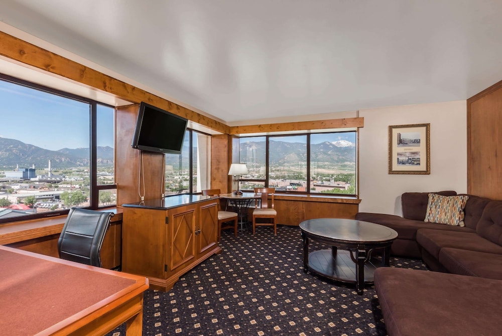Executive Suite, 1 King Bed with Sofa bed, Non Smoking, Mountain View (One-Bedroom) - Photo 1