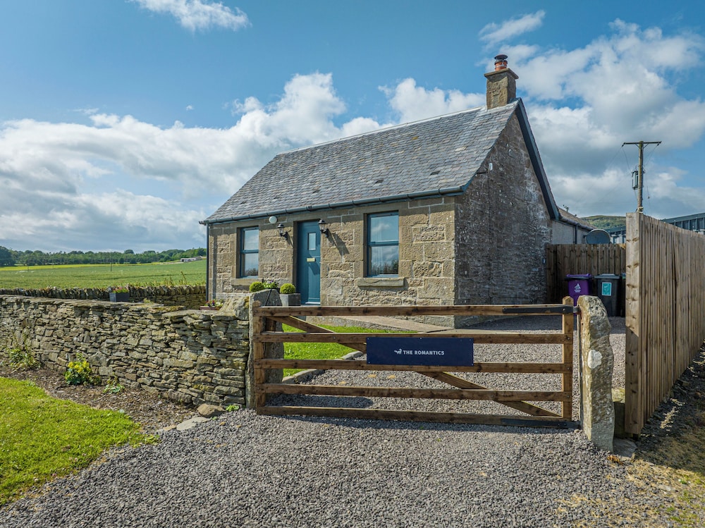 Luxury Cottage, 1 King Bed, Hot Tub photo 1
