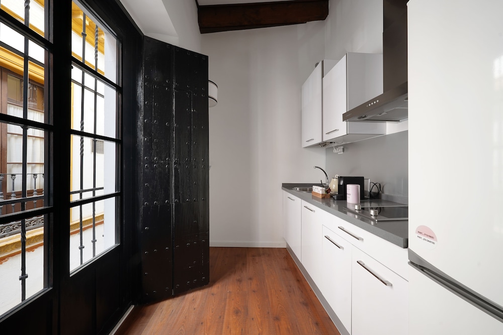 Large Studio with Kitchen - Photo 4