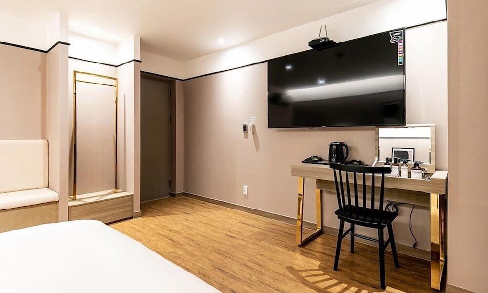 Deluxe Room - Photo 9