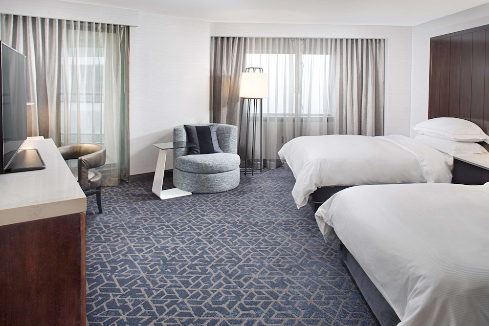 Room, 2 Double Beds, City View, Corner (High Floor)