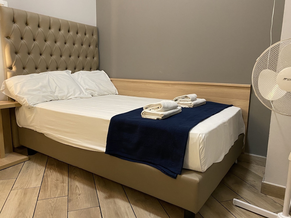 Economy Double Room, 1 Large Twin Bed, Non Smoking, Private Bathroom