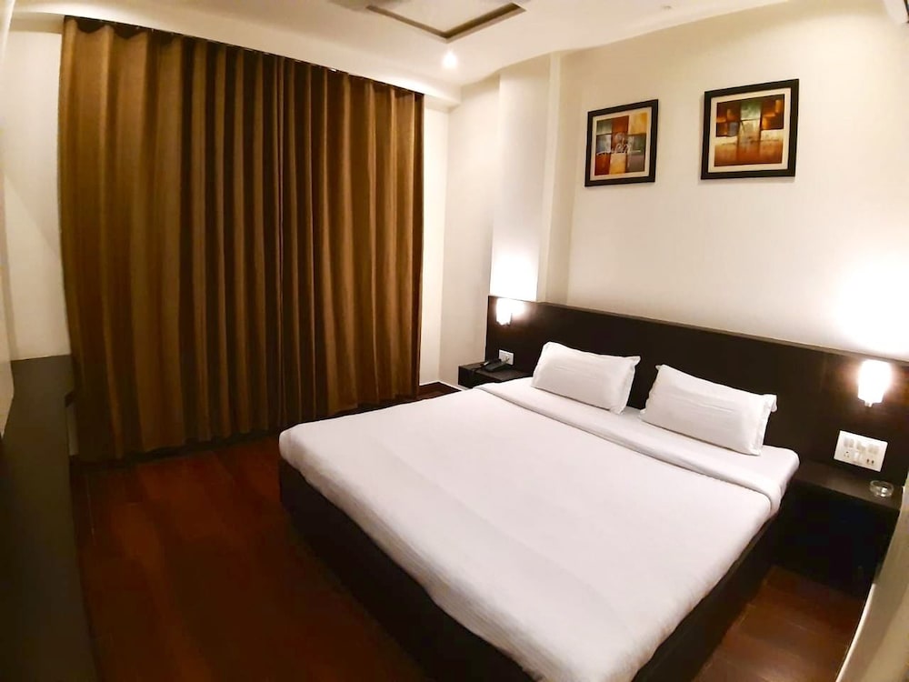 Deluxe Room, 1 King Bed, City View