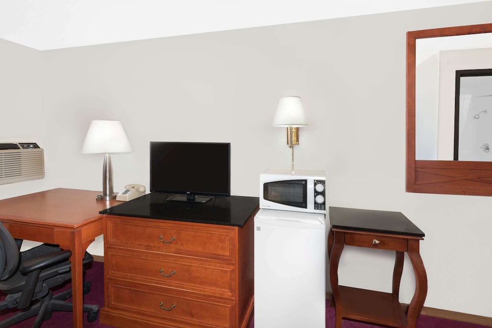 Standard Room, 1 Queen Bed photo 3