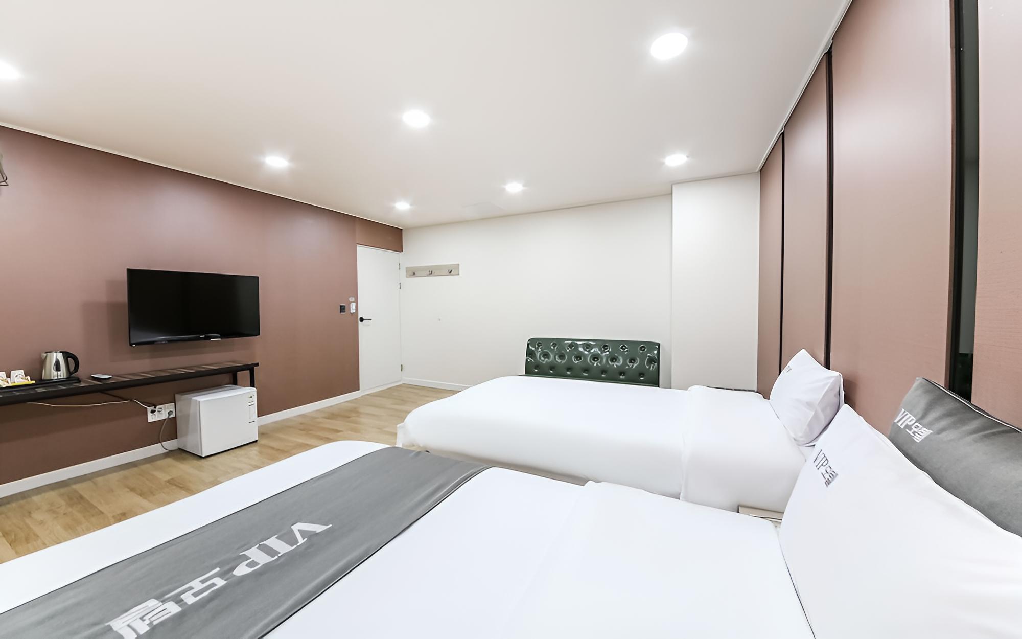 Room (Twin) - Photo 1