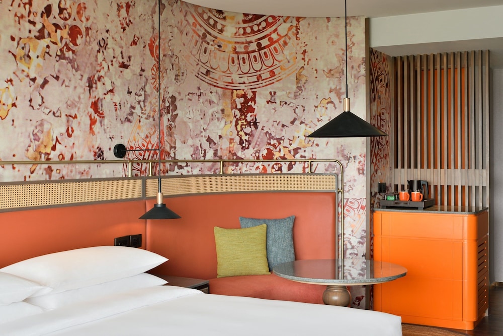 Room, 1 King Bed, City View (Balcony) - Photo 3