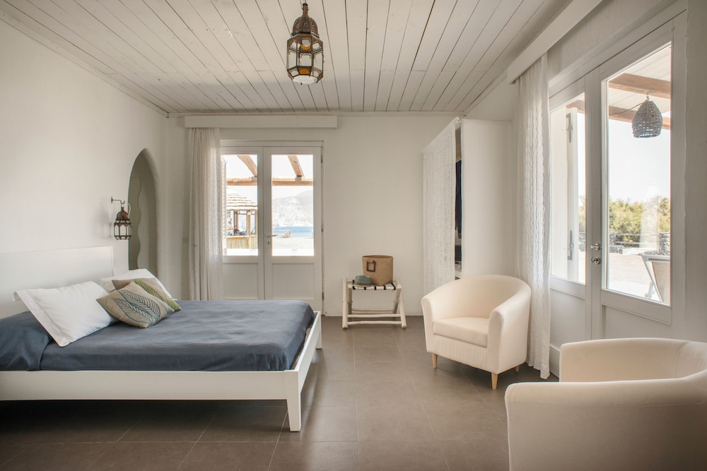 Classic Triple Room, Patio photo 2