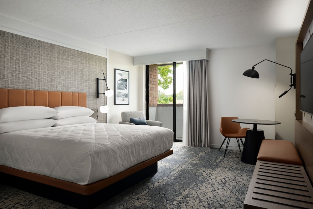Room, 1 King Bed, Balcony - Photo 1