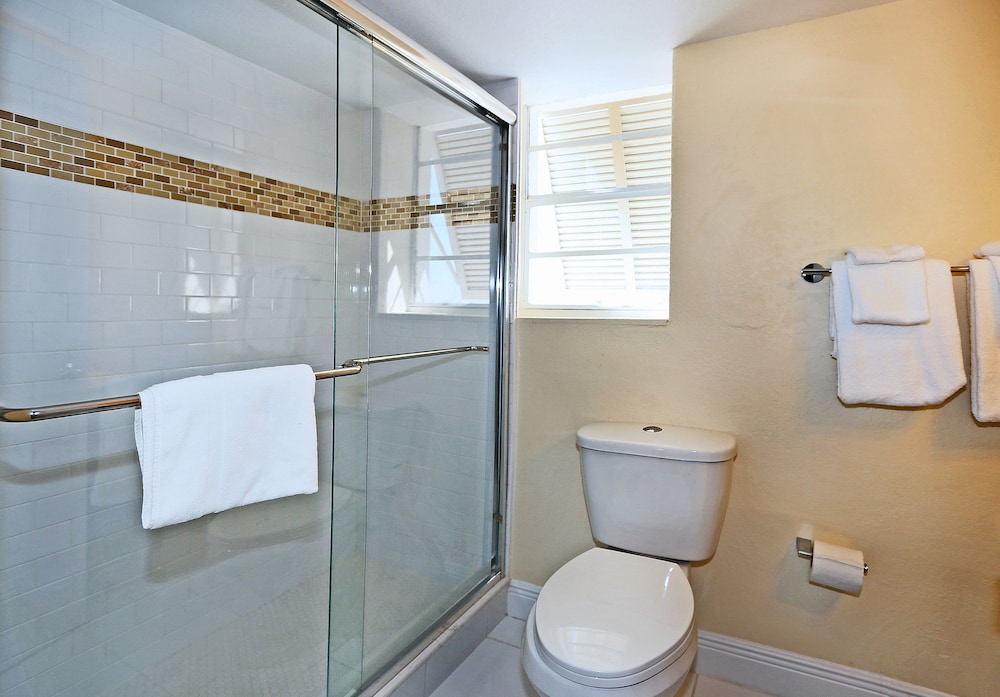 Standard Room, 1 King Bed, Accessible, Ground Floor photo 2