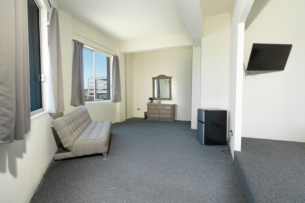 Junior Room, 1 King Bed, Private Bathroom - Photo 4