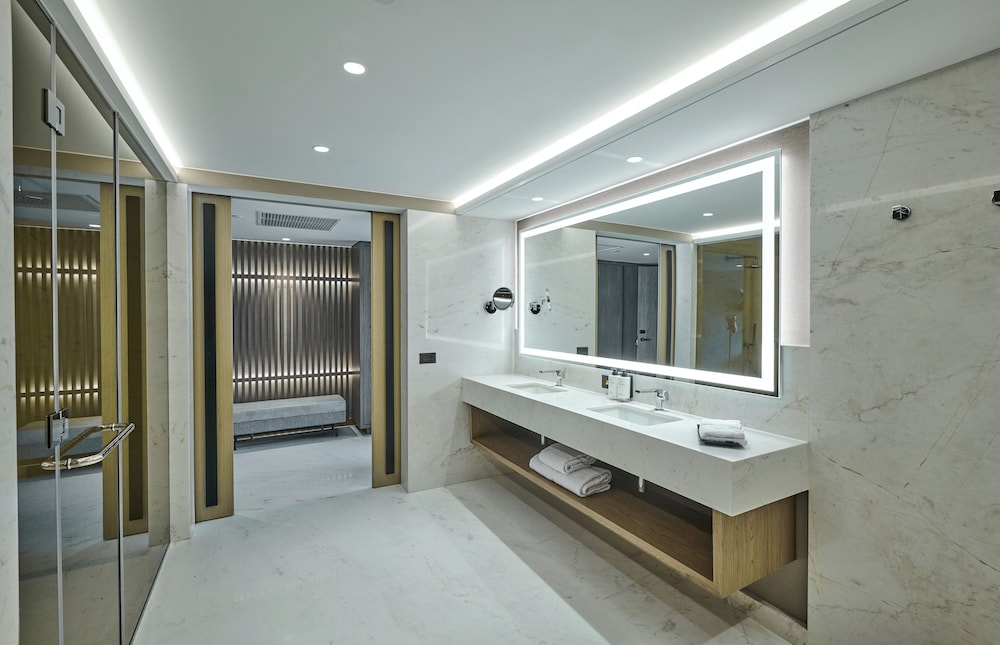 Junior Suite, 1 King Bed, Ocean View (Living Area)