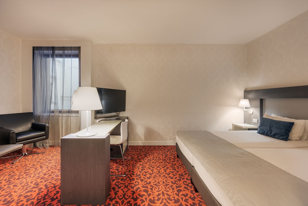 Deluxe Room (Comunicada)