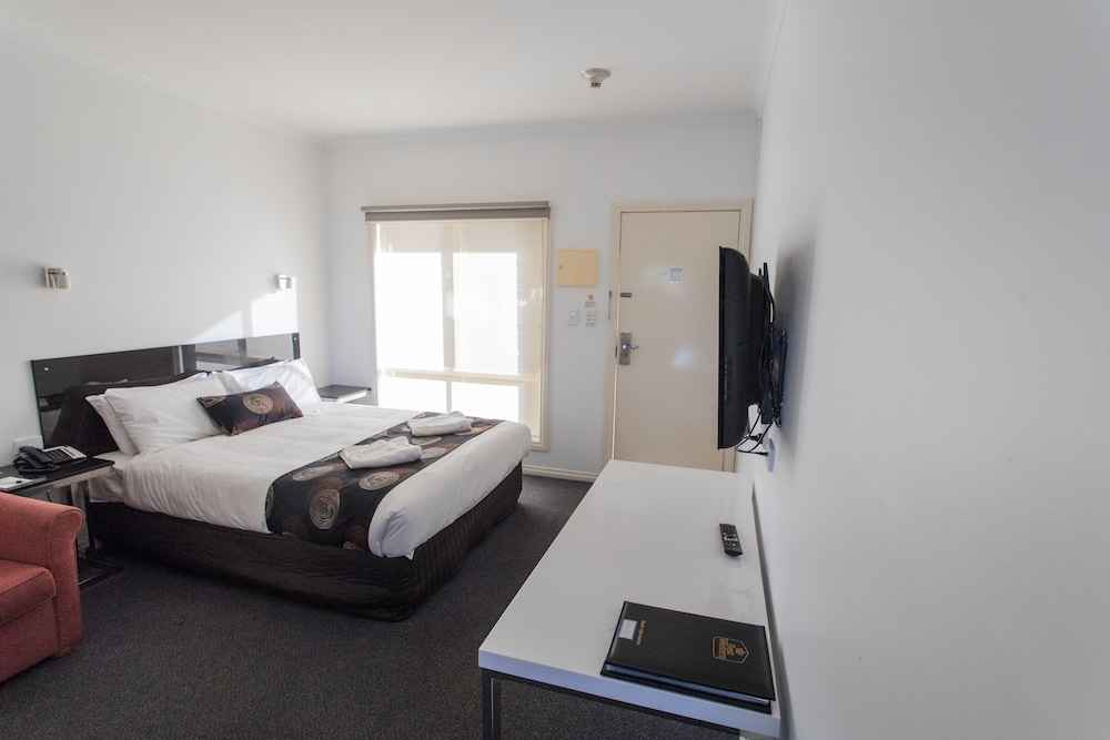 Deluxe Room, 1 Queen Bed, Non Smoking, Kitchenette (Walk-in Shower) photo 2
