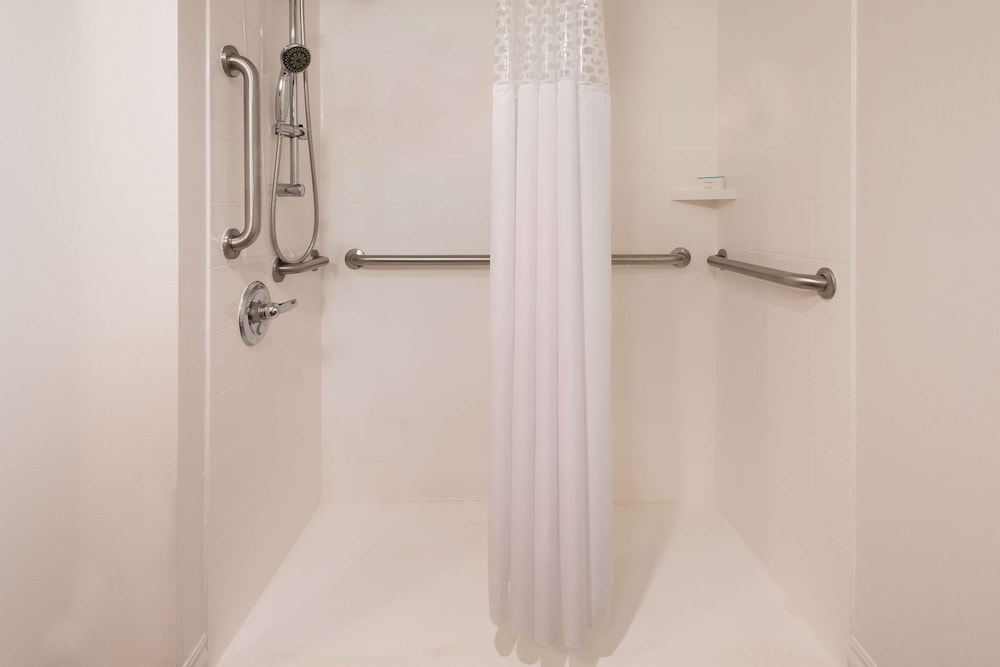 Room, Accessible, Non Smoking (1 Full Bed Hearing Acc/Roll in Shower) - Photo 3