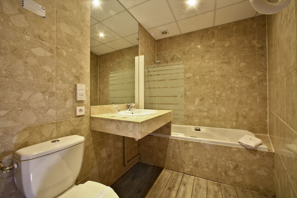 Family Triple Room, Air conditioning - Photo 9