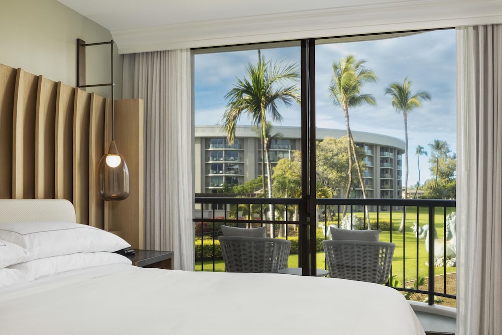Suite, 1 King Bed, Accessible, Resort View (Palace, Bathtub)