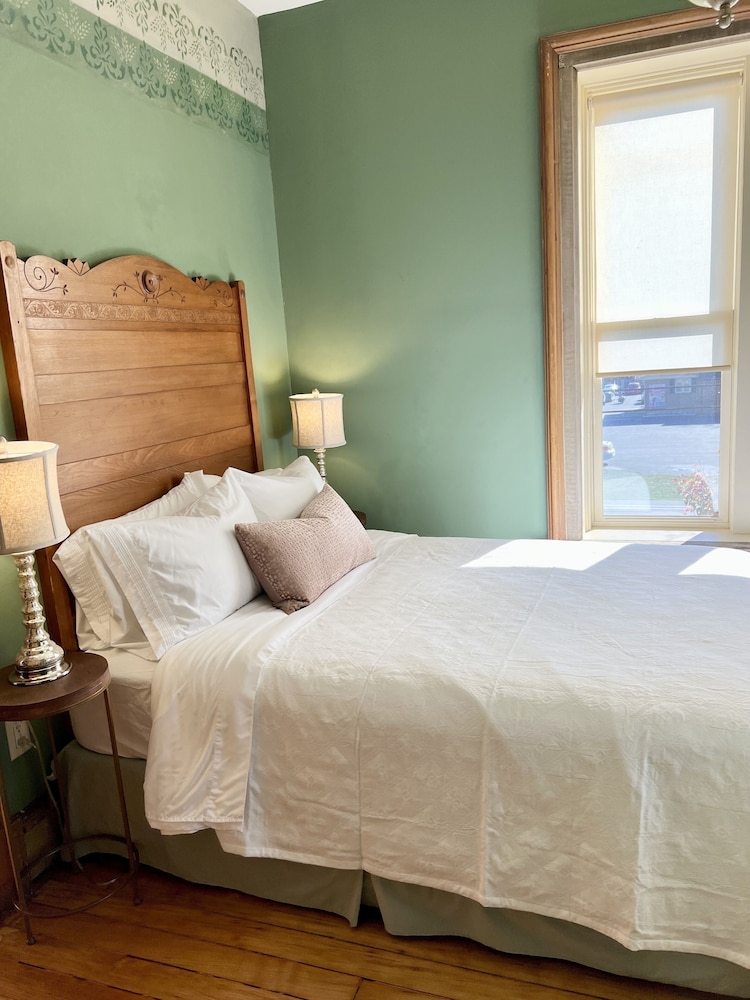 Standard Room, 1 Queen Bed photo 2