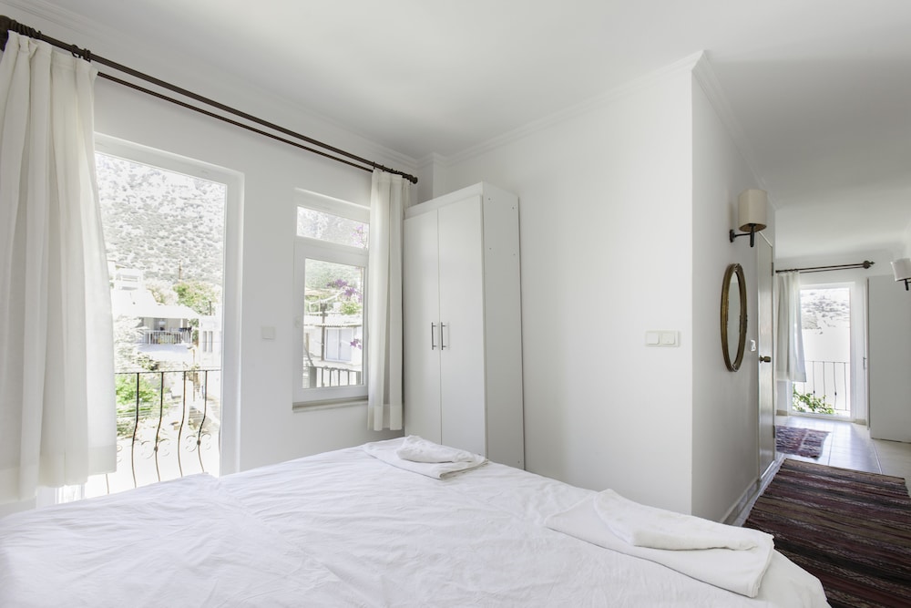 Deluxe Room, 1 Queen Bed with Sofa bed photo 3