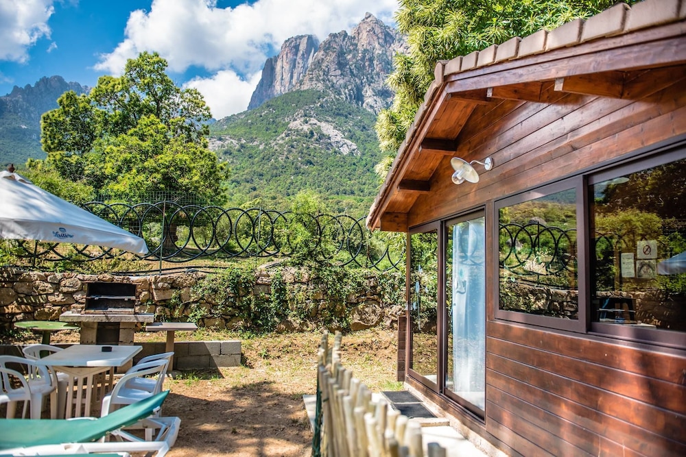 Chalet (Deux Chambres) photo 3