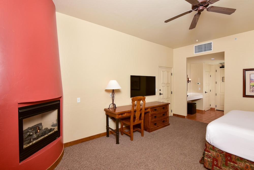 Deluxe Room, 1 King Bed, Fireplace - Photo 4