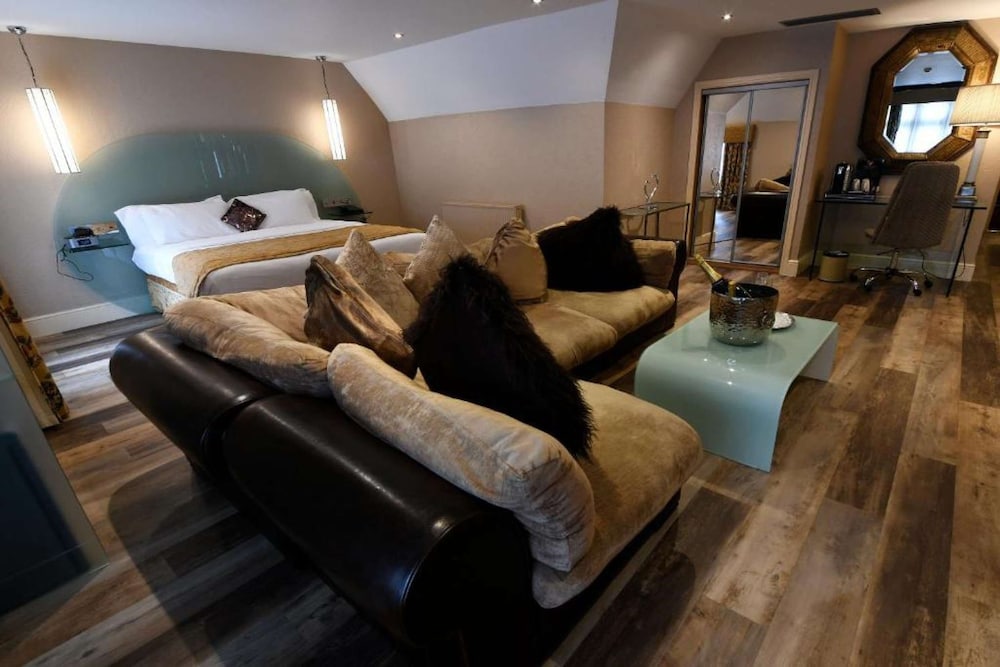 Suite, 1 King Bed photo 3