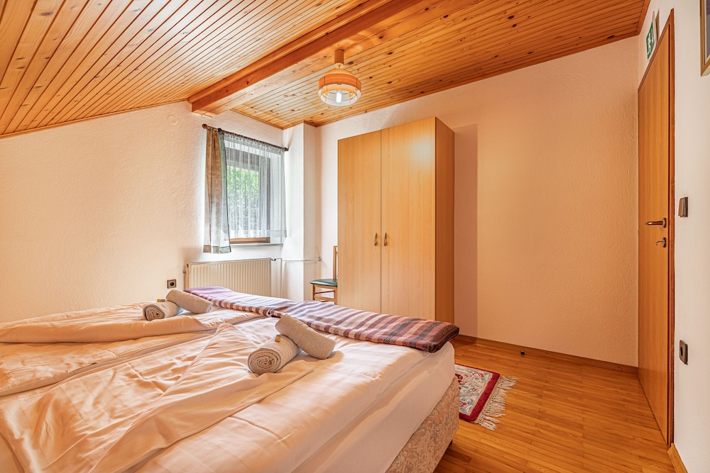 Honeymoon House, Multiple Bedrooms (House Mavko Near Lake Cerknica)
