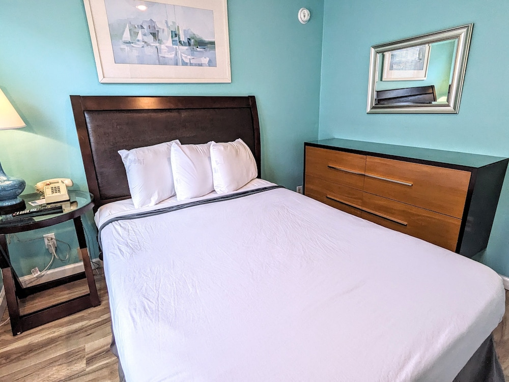 Economy Room, 1 Double Bed, Refrigerator & Microwave photo 2