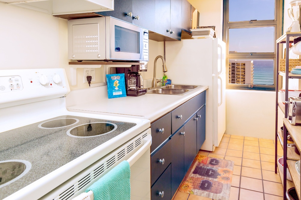 Diamond Head and Ocean views with King Bed and Parking: Apartment, 1 Bedroom, Balcony, Ocean View (0045) photo