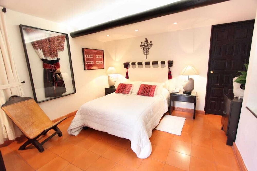 Premium King Room - Photo 7