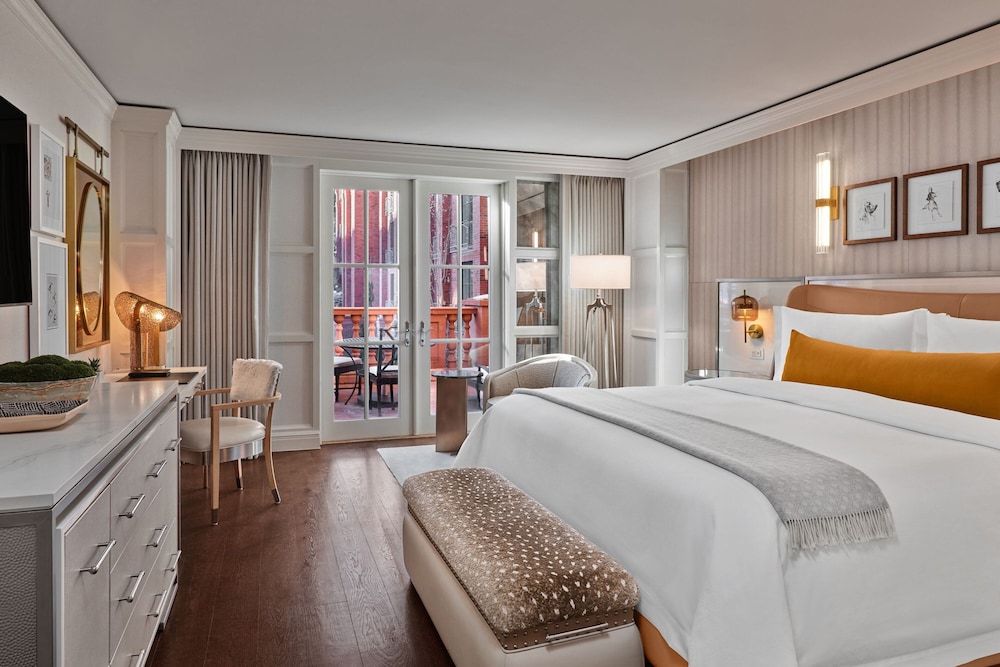 Grand Deluxe Room, 1 King Bed, Balcony, Mountain View